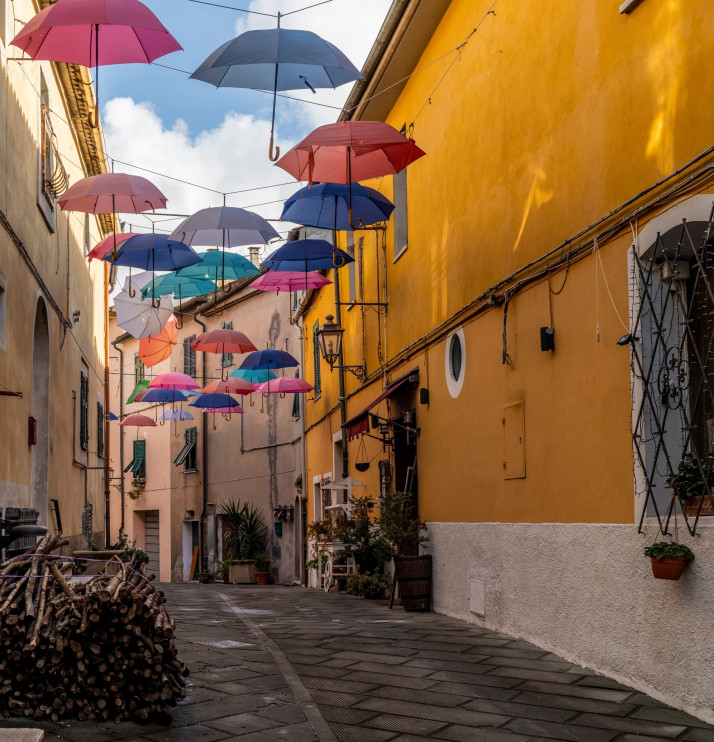Riparbella - uma cidade colorida na Toscana / Shutterstock