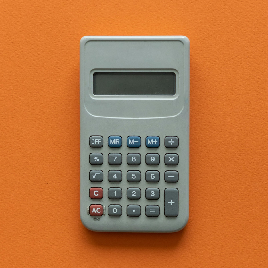 Rekenmachines zijn tegenwoordig een veelgebruikt apparaat en iedereen heeft er een op zijn smartphone. Foto: Behnam Norouzi / Unsplash