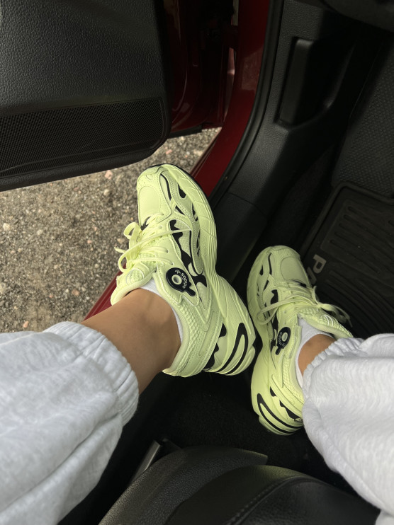Zapatillas color pistacho para otoño de 2025 / Yana Perelotova / Shutterstock