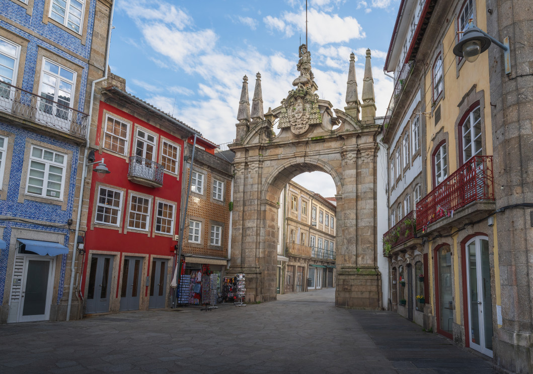 Arco da Porta Nova - Braga / Diego Grandi / Shutterstock