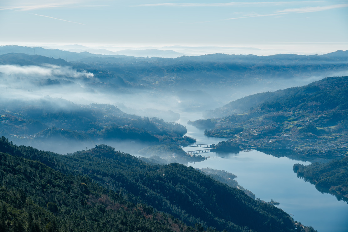 Vista del valle del río Gerês desde el mirador de Pedra Bela. Parque Nacional Peneda-Gerês, Portugal / Elena_Panova / Shutterstock