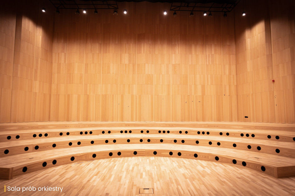 O edifício oferece quatro salas de concerto, uma sala de ensaio para orquestra, uma residência estudantil, áreas de relaxamento e um restaurante aberto aos moradores. Foto: Materiais de imprensa / Academia de Música de Bydgoszcz