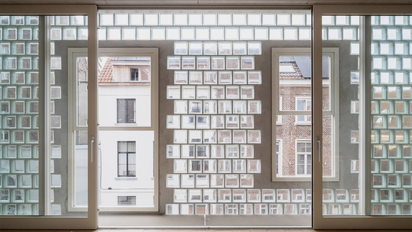 Glass Brick House - uma casa de vidro em Ghent / materiais de imprensa do estúdio Demulle Demulle / foto de Johnny Umans