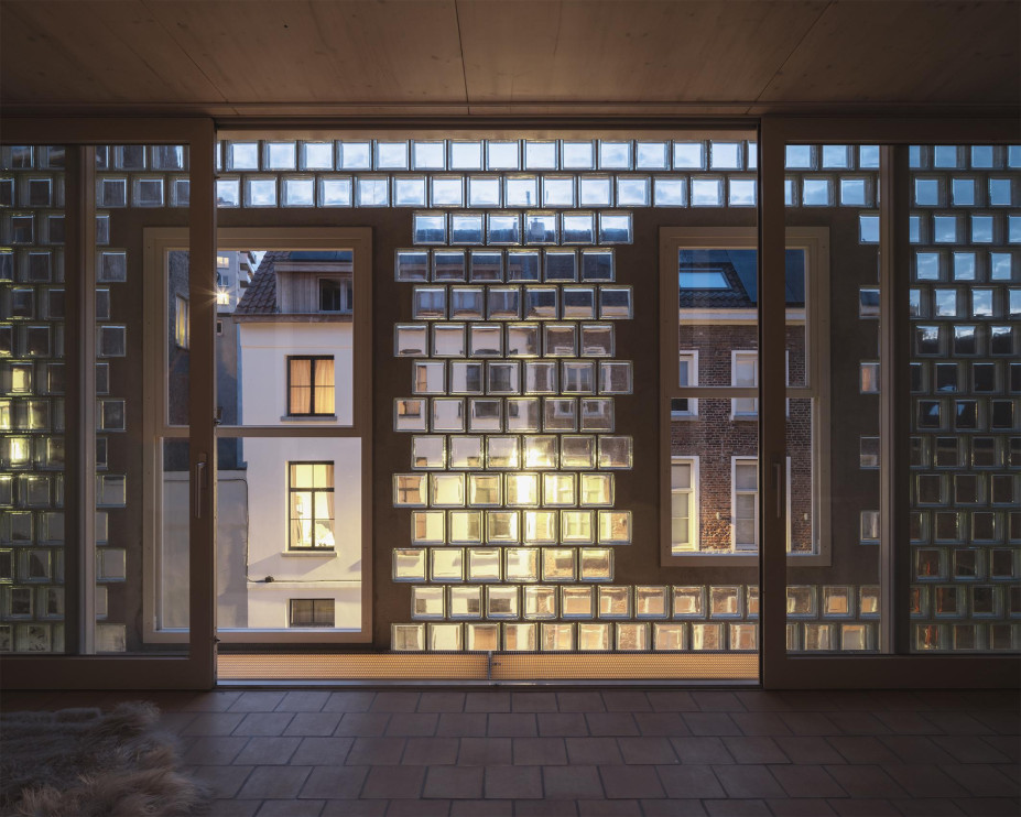 Glass Brick House - uma casa de vidro em Ghent / materiais de imprensa do estúdio Demulle Demulle / foto de Johnny Umans