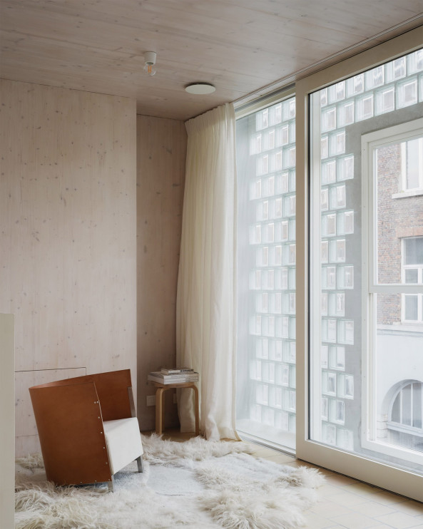 Glass Brick House - uma casa de vidro em Ghent / materiais de imprensa do estúdio Demulle Demulle / foto de Johnny Umans
