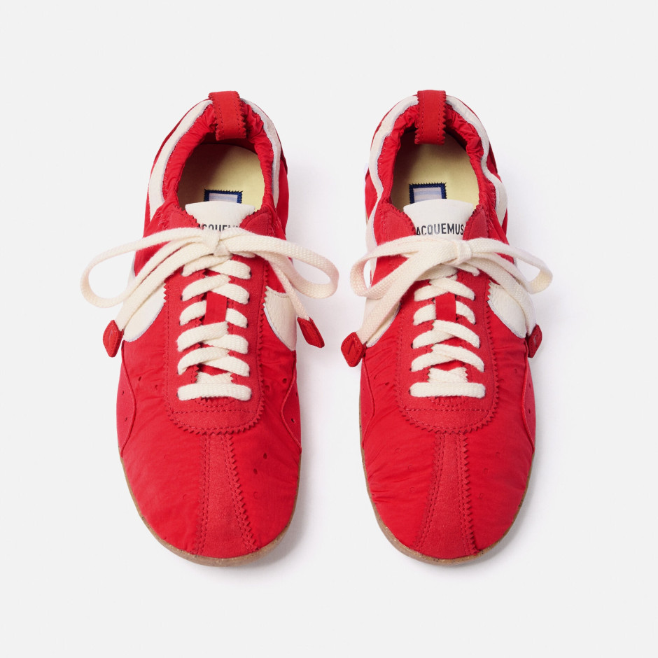 Tênis icônicos NIKE x Jacquemus Moon Shoe - versão vermelha. Foto: Materiais de imprensa / Jacquemus