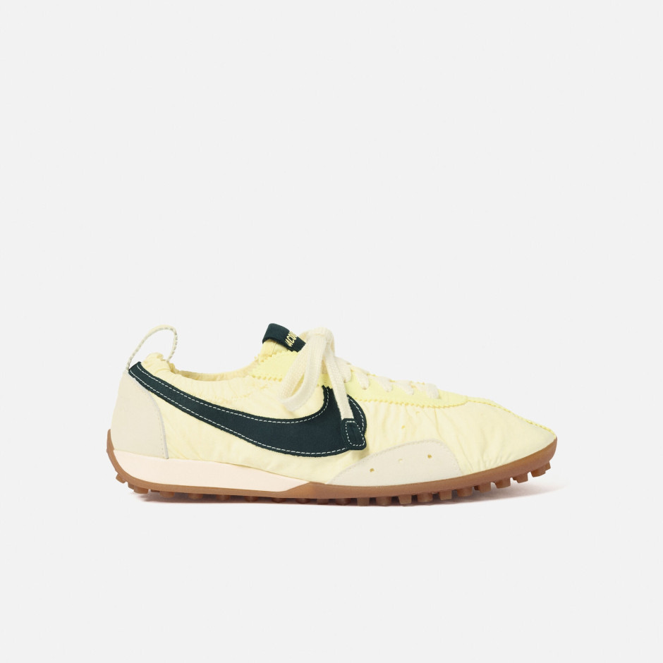 Tênis icônicos NIKE x Jacquemus Moon Shoe - versão amarela. Foto: Materiais de imprensa / Jacquemus