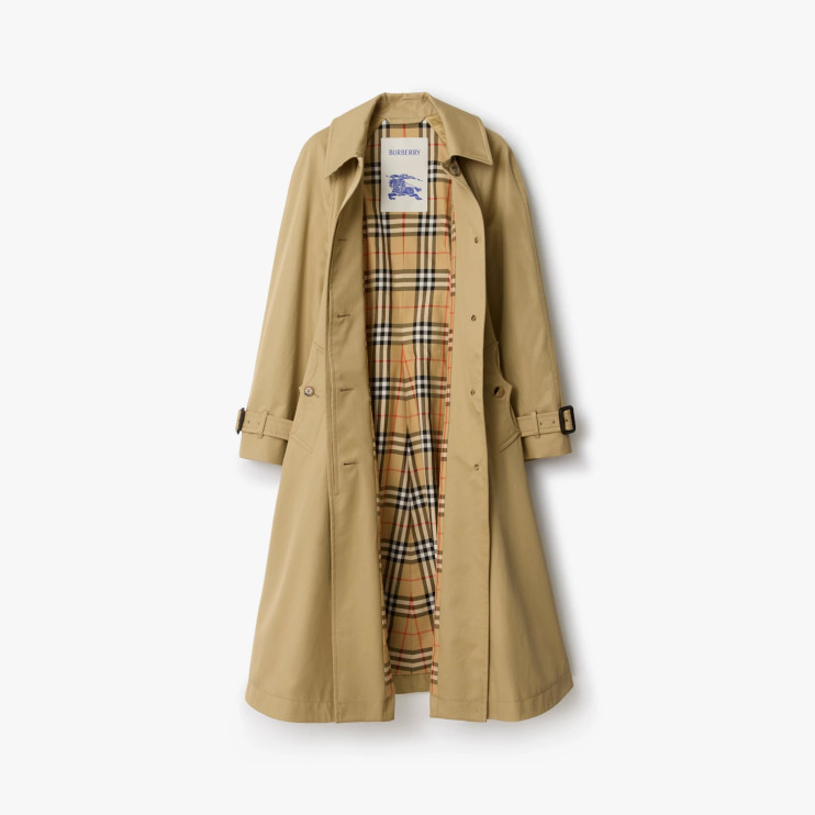 Burberry apresenta novos casacos para o outono de 2025 - modelo Ellingham / materiais de imprensa da Burberry