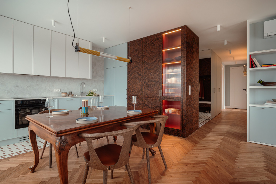 Łódź – eine Wohnung mit einem alten Tisch im Stadtzentrum / Projekt von Hanna Pietras, Aleksandra Pluta, Małgorzata Kowalczyk-Wiankowska, Foto: Hanna Połczyńska / Kroniki