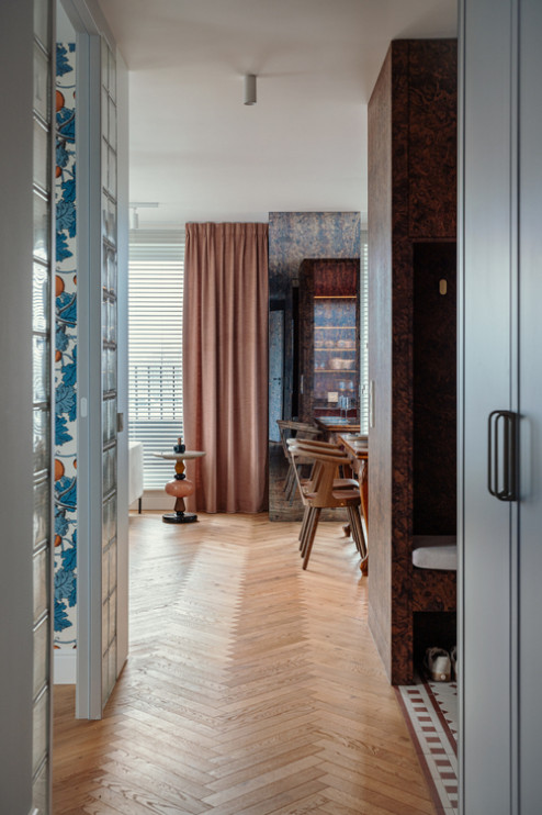 Łódź – eine Wohnung mit einem alten Tisch im Stadtzentrum / Projekt von Hanna Pietras, Aleksandra Pluta, Małgorzata Kowalczyk-Wiankowska, Foto: Hanna Połczyńska / Kroniki