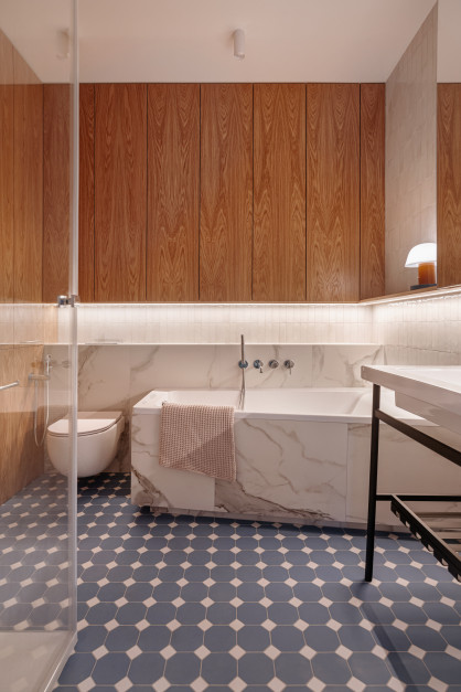 Łódź – eine Wohnung mit einem alten Tisch im Stadtzentrum / Projekt von Hanna Pietras, Aleksandra Pluta, Małgorzata Kowalczyk-Wiankowska, Foto: Hanna Połczyńska / Kroniki