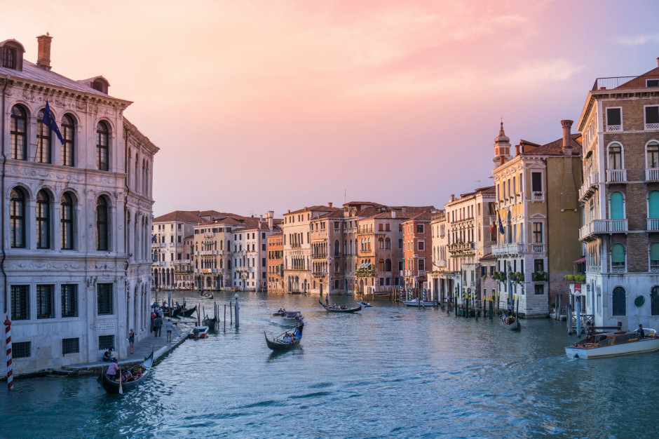 Vista dos canais de Veneza, Itália. Licença: Rebe Adelaida / Unsplash