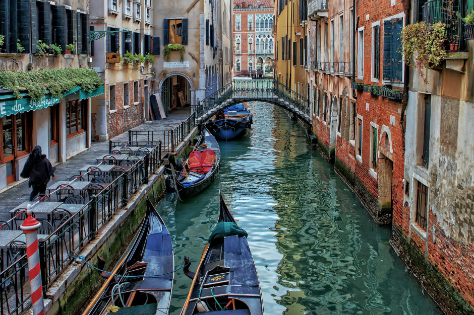 Canais, gôndolas e ruas estreitas em Veneza, Itália. Licença: Ricardo Gomez Angel / Unsplash