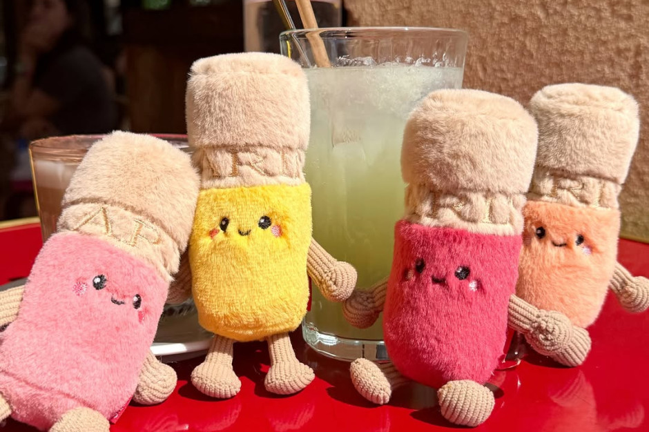Verzamelbare Plushies lippenstiftmascottes van Claris Licentie: Clarins / Instagram