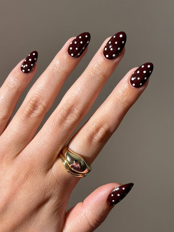 Unhas de bolinhas da moda para o outono de 2025. Foto: avrnailswatches / Instagram