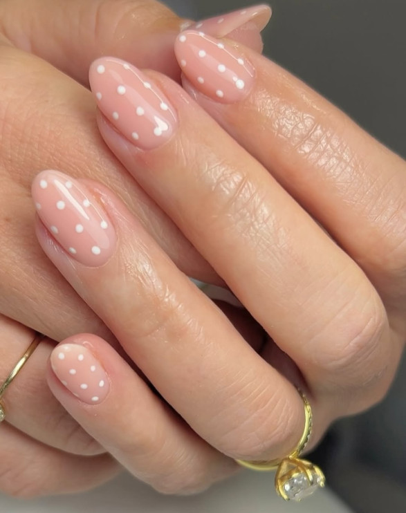 Unhas estilo ervilha para o outono de 2025. Foto: __clbeauty / Instagram