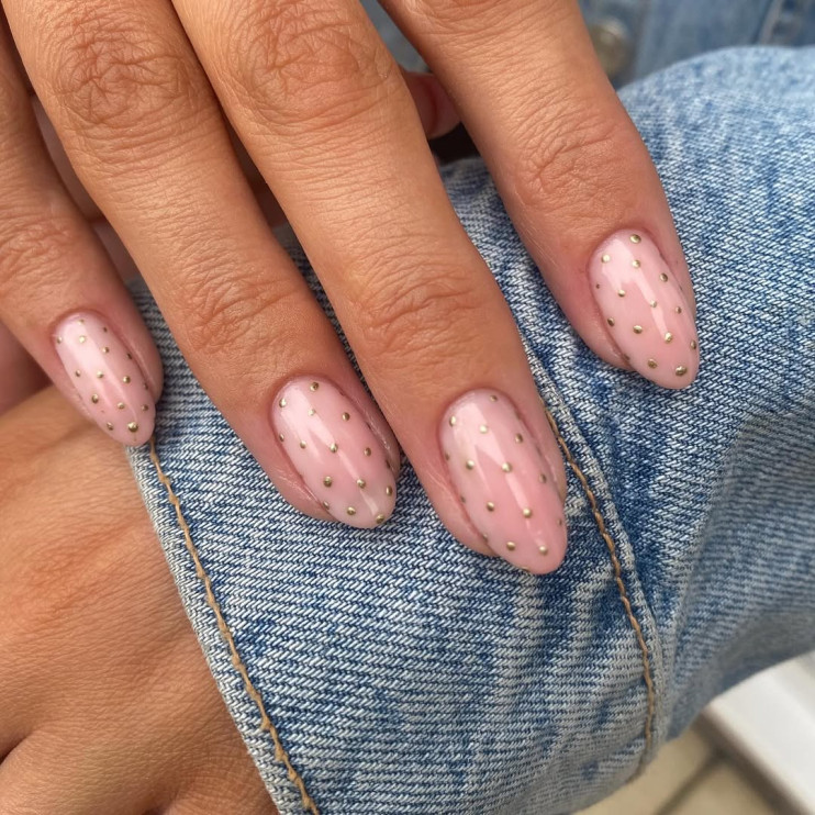 Unhas da moda para o outono de 2025: bolinhas douradas. Foto: the.lavenderhaven / Instagram