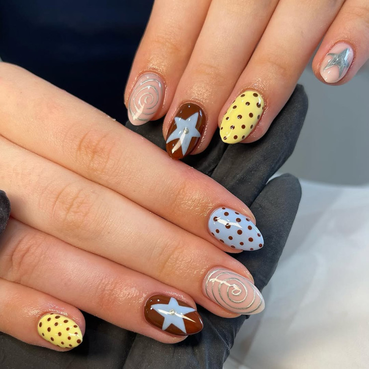 Unhas da moda para o outono de 2025: bolinhas e maximalismo. Foto de bymaisiebeck / Instagram