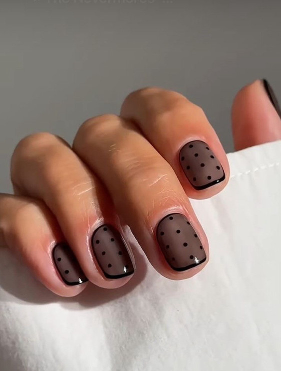 Manicure da moda para o outono de 2025: bolinhas pretas. Foto: top_ndi / Instagram