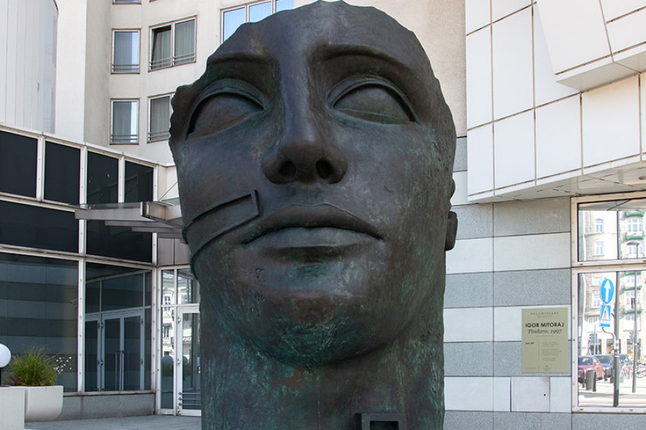 Escultura de Tindaro, Igor Mitoraj, 1997, NOHO Investments Licença: Materiais de imprensa / NOHO Investment