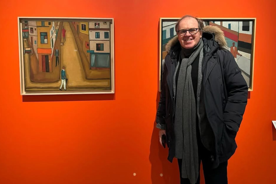 Wojciech Fibak, tenista e colecionador polonês, tendo como pano de fundo as obras de Jerzy Nowosielski. Licença: coleção_wojciechfibak / Instagram
