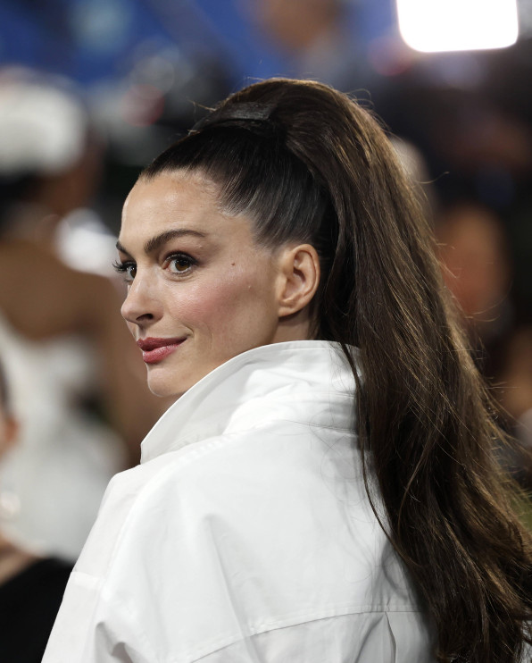 Anne Hathaway com um coque bem fechado no MET Gala 2025. Licença: JOHN ANGELILLO / PAP