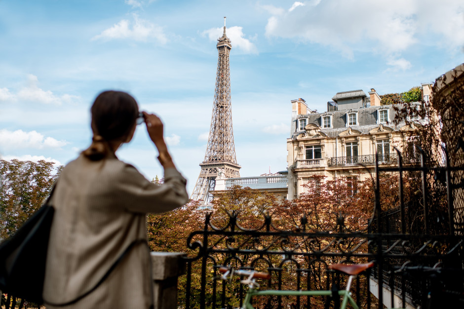 Mulher elegante em Paris, França Licença: RossHelen / Shutterstock