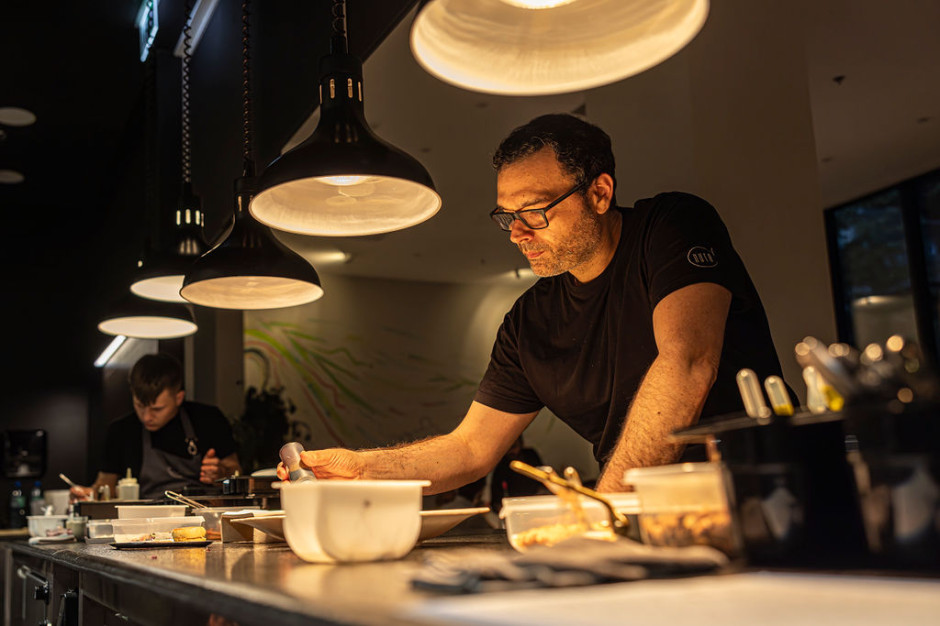 Chef Andrea Camastra no restaurante Varsóvia NUTA Licença: Materiais de imprensa / NUTA / Edward Trzeciakiewicz