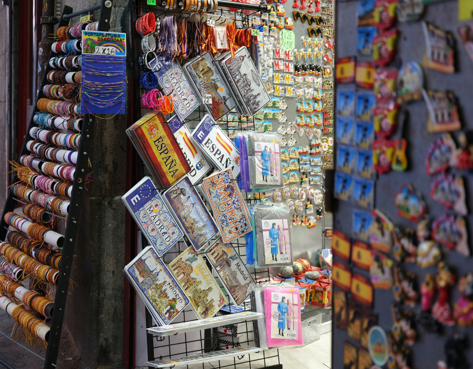 Multa de € 3.000 por exposição de souvenirs vulgares em lojas de Benidorm, Espanha. Licença: Dmitrii E. / Unsplash