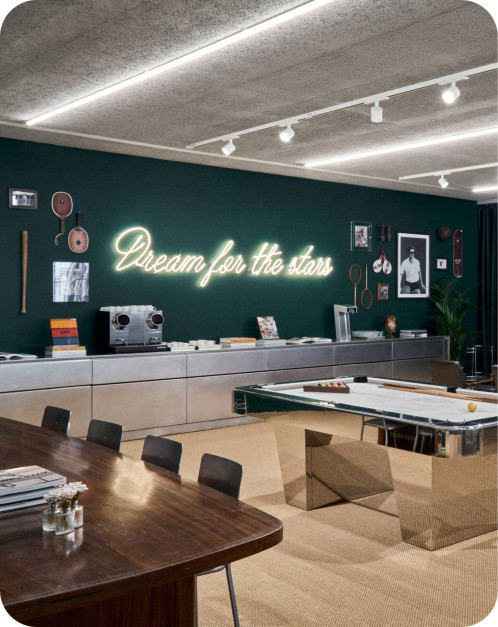 L'arène abrite également une boutique Golden Goose et un espace détente. Photo : Dossiers de presse / Golden Goose