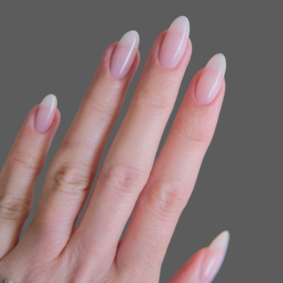 Ongles en tulle minimalistes - le hit de l'automne 2025 Licence : Saley Yanny / Shutterstock