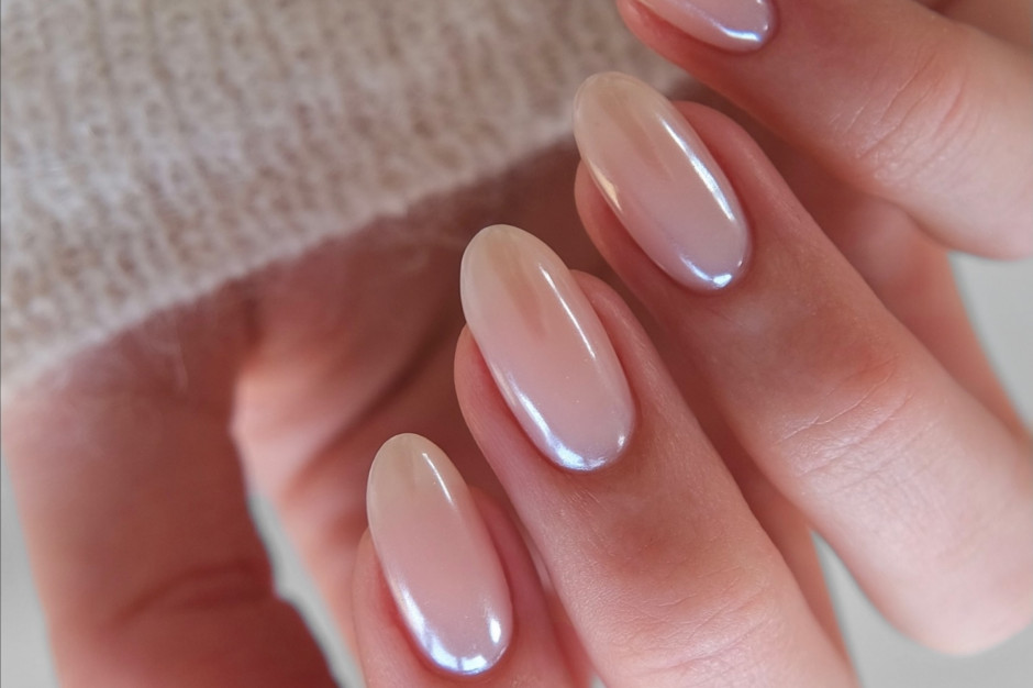 Ongles en tulle glacé - manucure automne 2025 Licence : Saley Yanny / Shutterstock