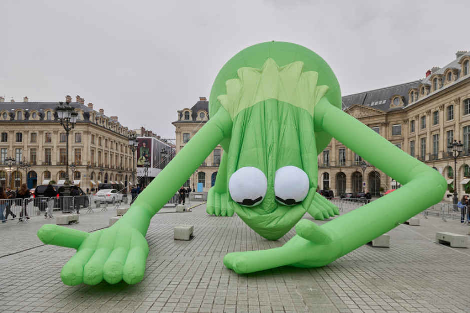 Alex Da Corte, Kermit The Frog, Place Vendôme, Paris, 2025 (Courtesy of the artist and Sadie Coles HQ, London) Photo: Press materials / Art Basel