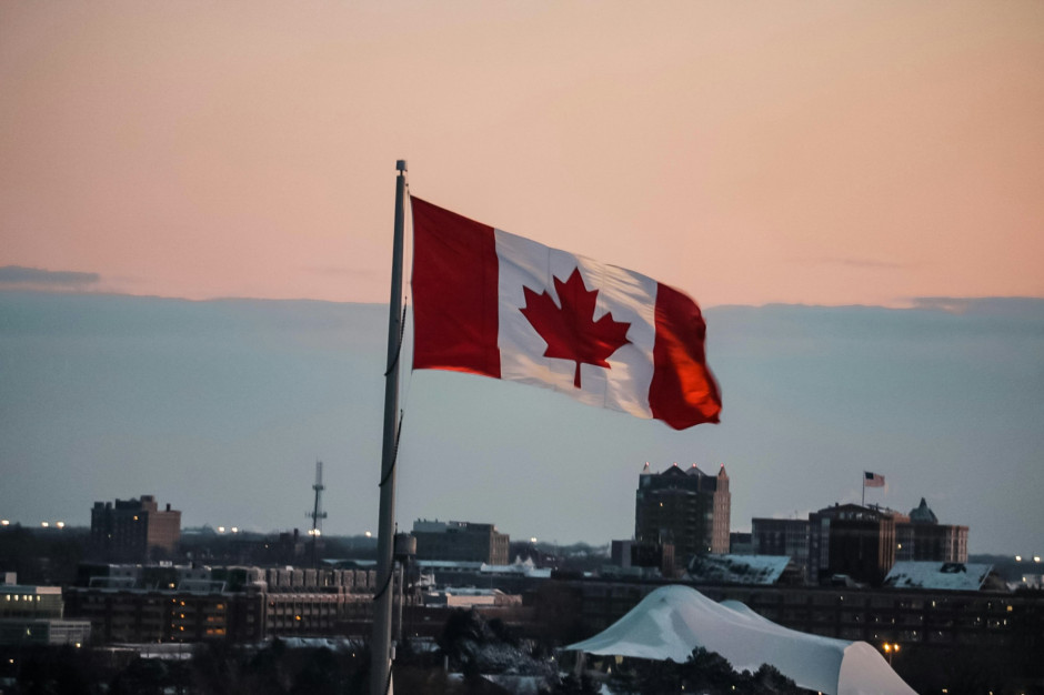 Bandera canadiense ondeando sobre la ciudad. Licencia: Sebastian Stam / Unsplash