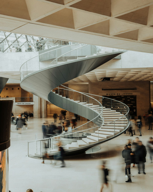 Unos ladrones se fugaron del Louvre con joyas reales valoradas en aproximadamente 88 millones de euros. Foto: Stephan Louis / Unsplash