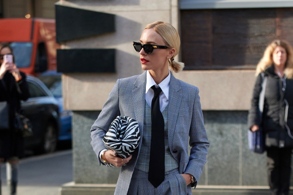 Young woman in a light suit and tie. License: Street style photo / Shutterstock