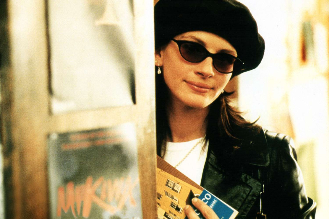 Julia Roberts in a beret outfit / still from the movie Notting Hill