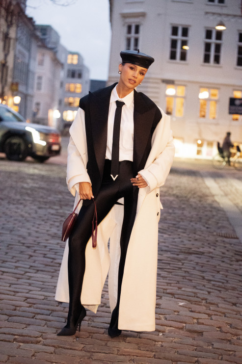 Fashionable outfits with a beret as the main element. Photo: Raimonda Kulikauskiene / Getty Images