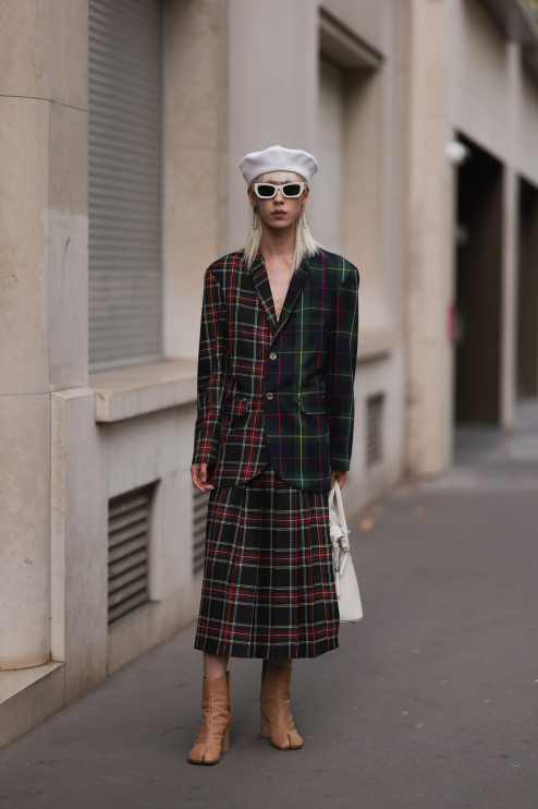Beret and checkered outfit - fashion for fall 2025. Photo: Jeremy Moeller / Getty Images