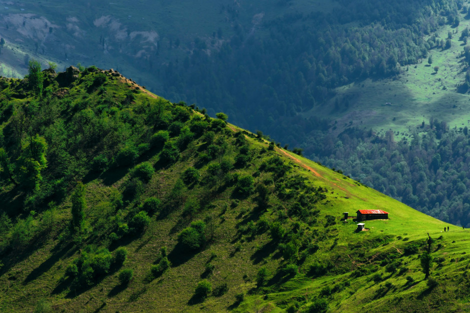 Small house nestled in the mountains, Iran License: Azin Javadzadeh / Unsplash