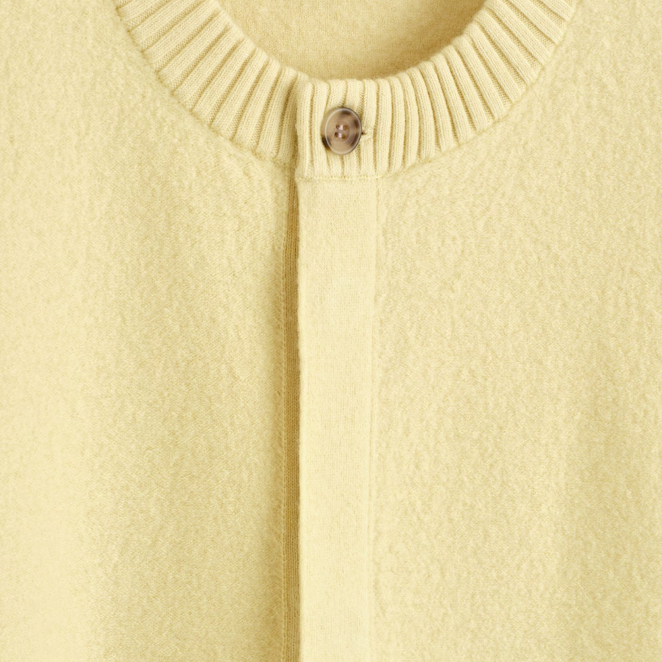 Żółty sweter z wełny merynosa Licencja: Materiały prasowe / COS