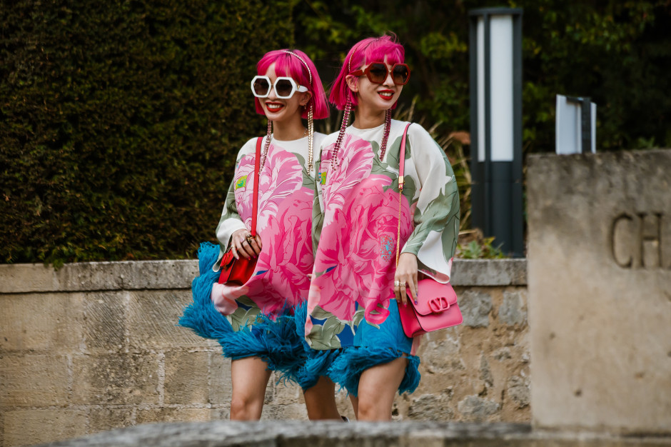 Fashionistas mit übergroßen Sonnenbrillen. Lizenz: sama_ja / Shutterstock