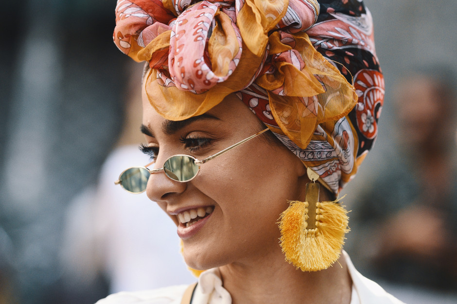 Mailänder Modewoche, Frau mit modischer Brille. Lizenz: Creative Lab / Shutterstock