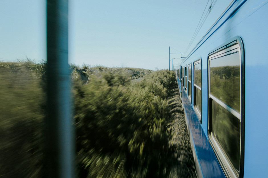 Podróż pociągiem Licencja: Christian Harb / Unsplash