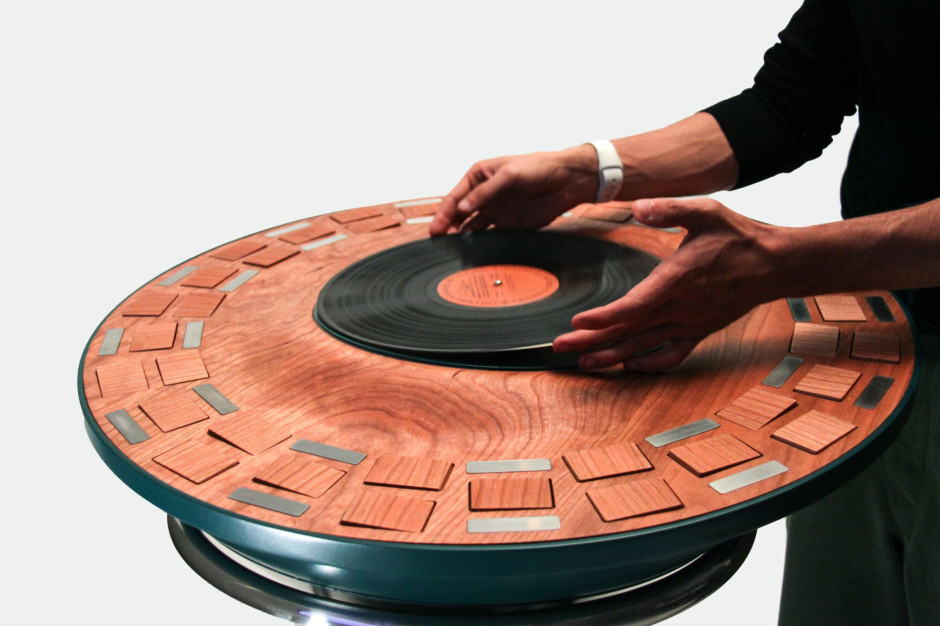 Jede einzelne Holzfliese dreht und bewegt sich in Echtzeit, reagiert auf die Musik und erweckt sie so zum Leben. Foto: Lillian Brown / LinkedIn