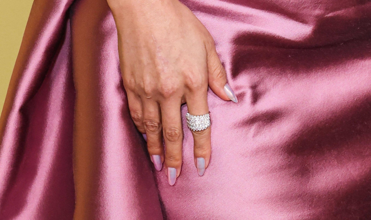 Jelly Chrome Nails in Selena Gomez style. License: Xavier Collin / Avalon / PAP