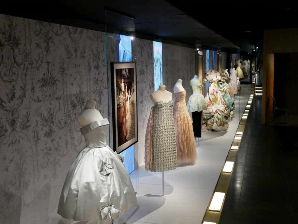 La Galerie Dior'da Dior kreasyonları sergisi Lisans: Lila Louisa / Shutterstock