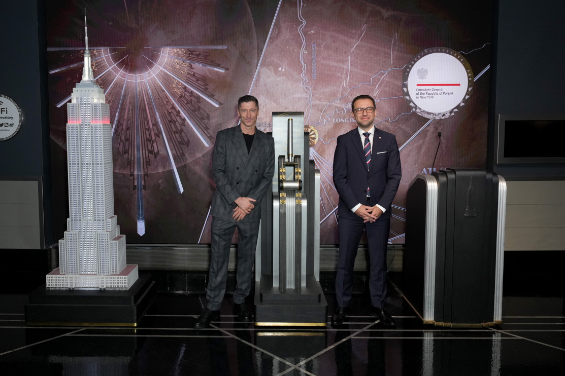 Robert Lewandowski e Mateusz Sakowicz no Empire State Building. Licença: John Nacion / Getty Images