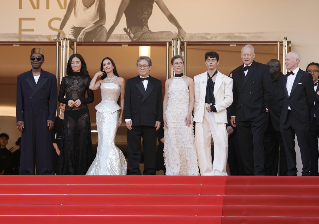 Jury festiwalu filmowego Cannes 2026 - Isaach de Bankole, Chloe Zhao, Demi Moore, Park Chan-wook, Laura Wandel, Diego Cespedes, Stellan Skarsgard ora Paul Laverty - gwiazda filmu The Electric Kiss Fot. EPA/TERESA SUAREZ / PAP